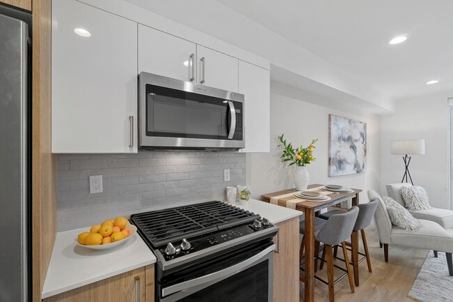 Building Photo - Modern 2bd/2ba Townhome with Rooftop & Par...