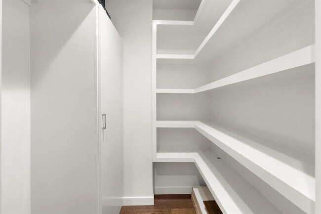 Building Photo - 505 W 7th St