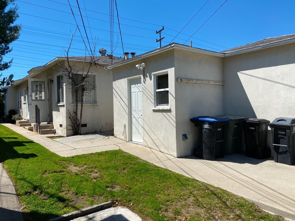 Building Photo - 1706 N Hollywood Way