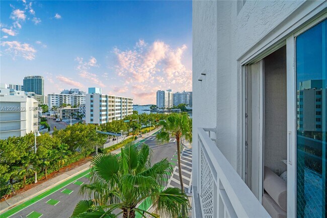 Building Photo - 1701 Sunset Harbour Dr