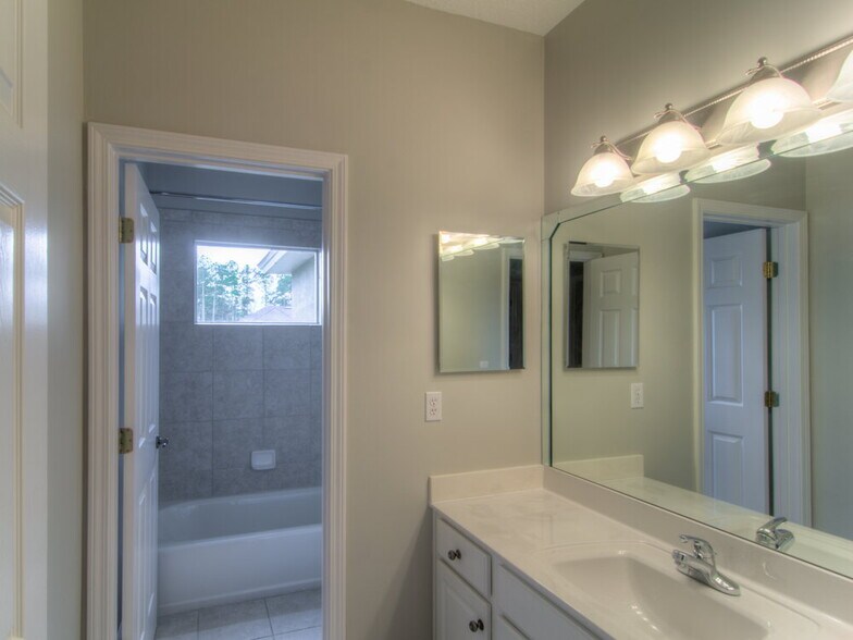 Building Photo - 2533 Sunny Creek Dr