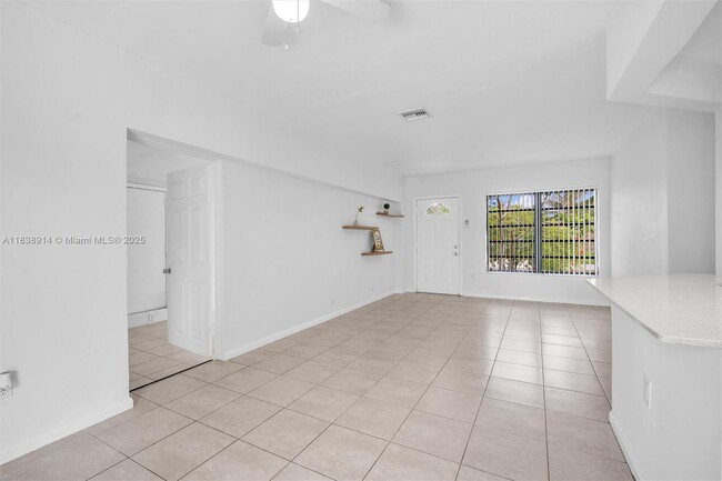 Building Photo - 1050 NE 156th St