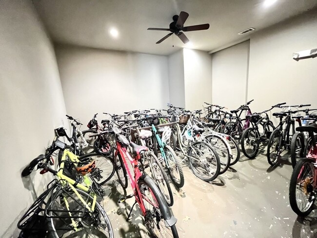 Building Photo - BEAUTIFUL CONDO WITH AMENITIES NEAR VANDER...