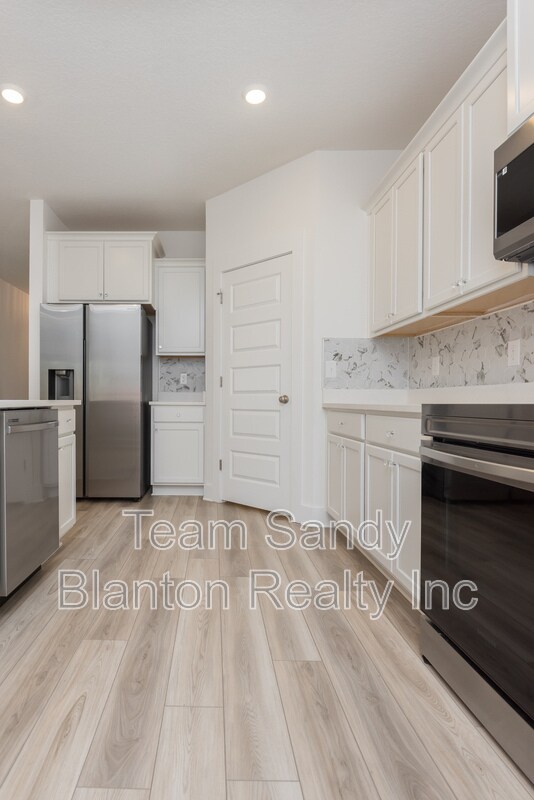 Building Photo - 874 Windhill Dr