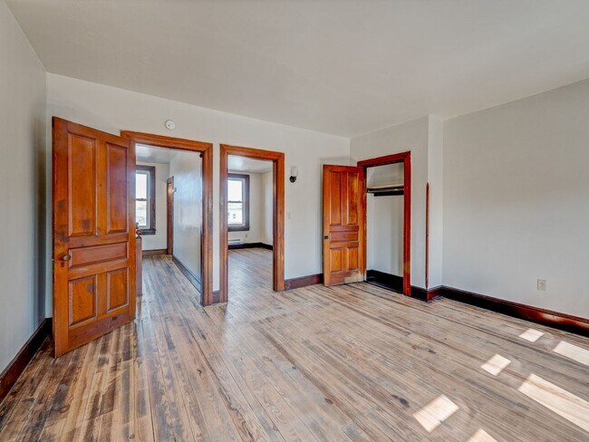 Building Photo - Large Four Bedroom In York!