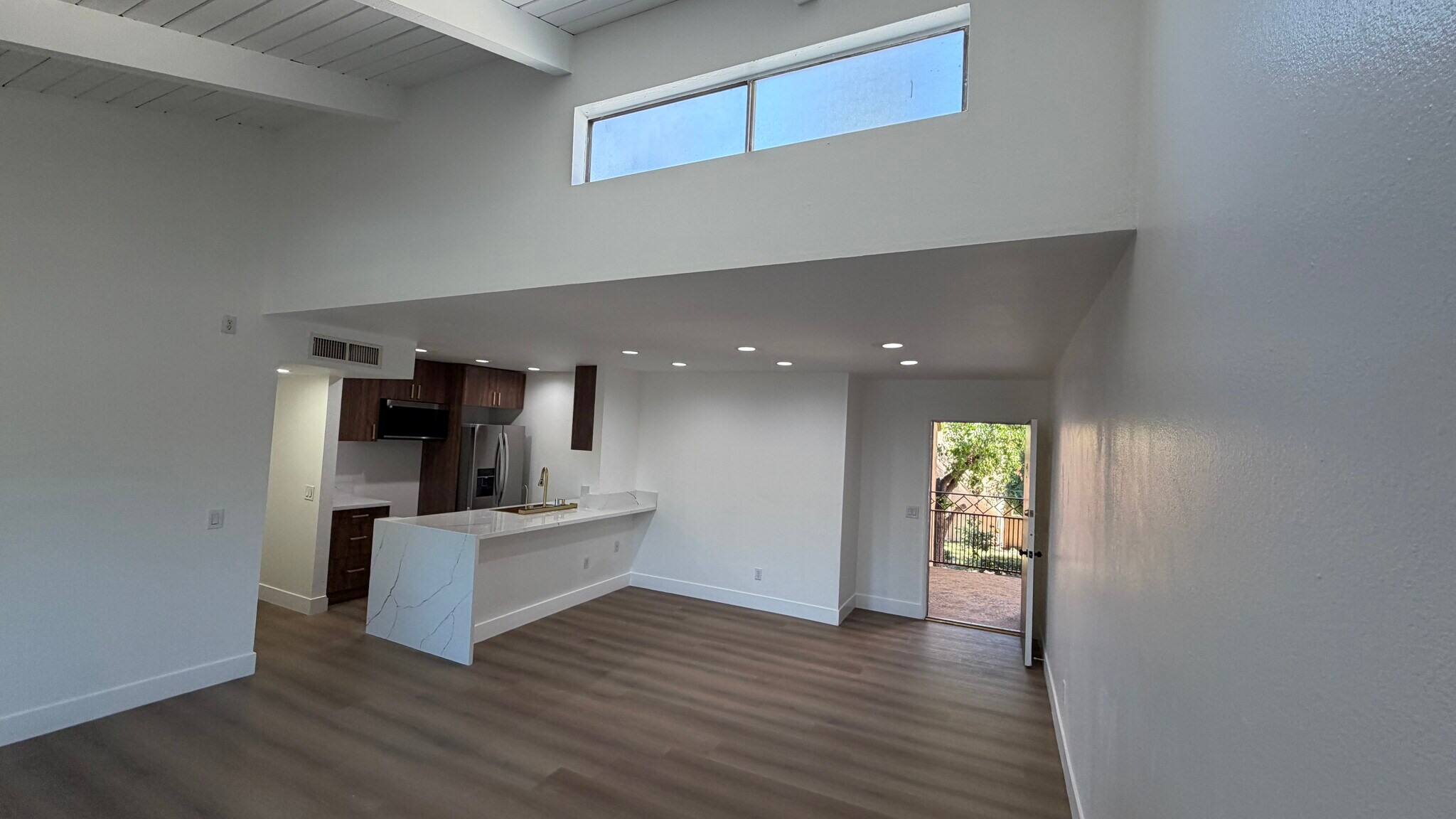 Building Photo - 10331 Lindley Ave