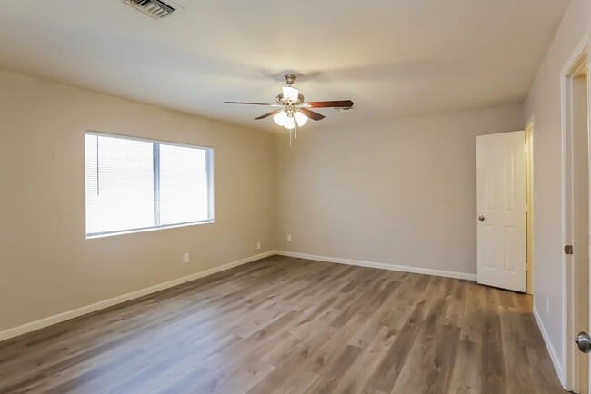 Building Photo - 816 E Ardmore Rd