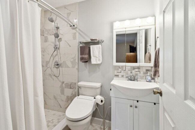 Building Photo - Peaceful Country Living Close to Everything