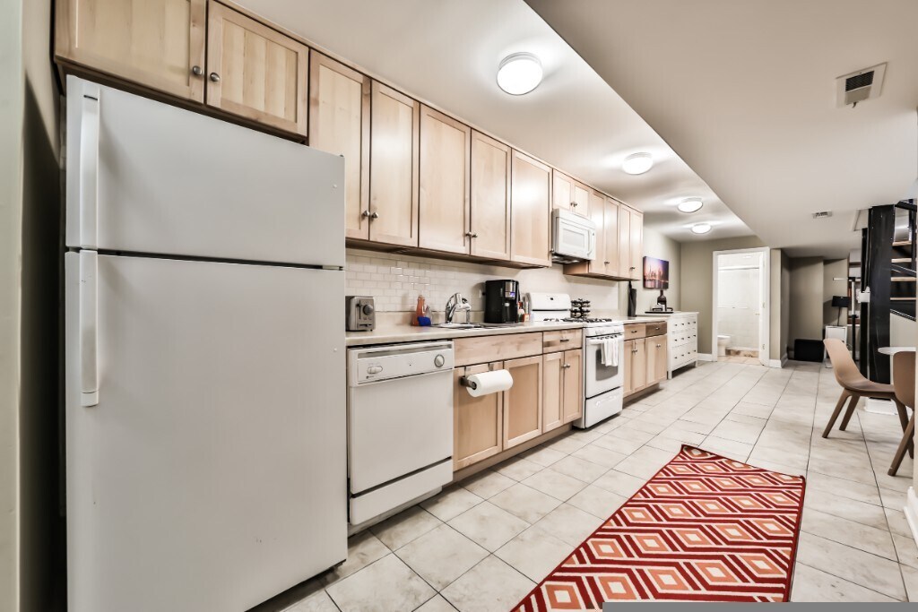 Building Photo - 1851 N Lincoln Ave