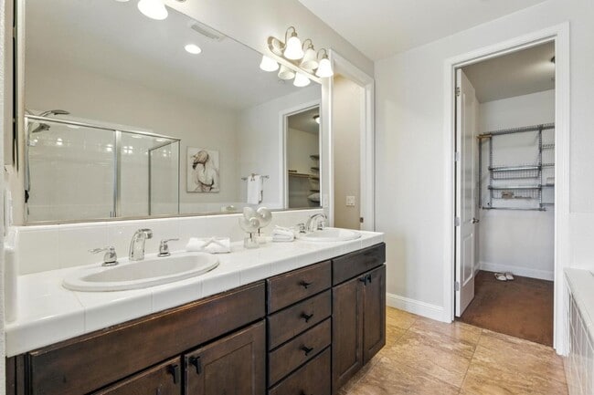 Building Photo - 636 Fan Tail Way