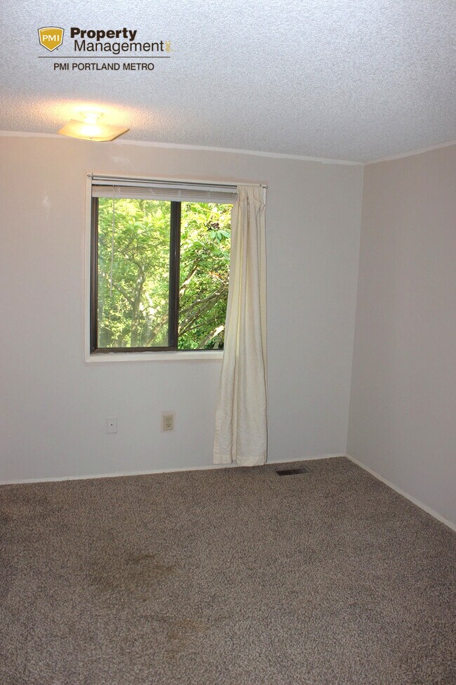 Building Photo - 702 SW 6th Ct