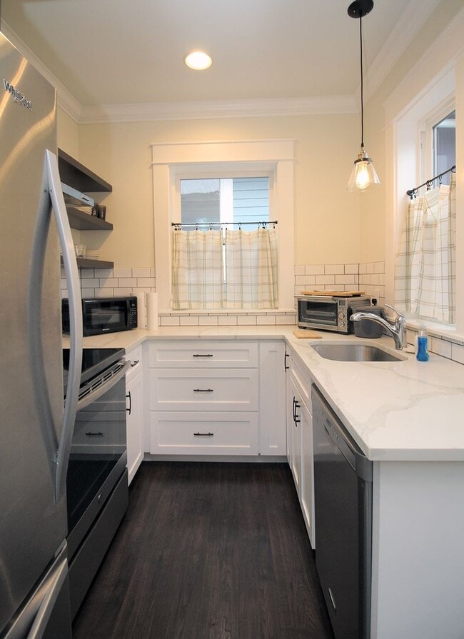 Building Photo - FULLY FURNISHED Spacious ADU Located in the heart of Portland's Historic Laurelhurst Neighborhood!