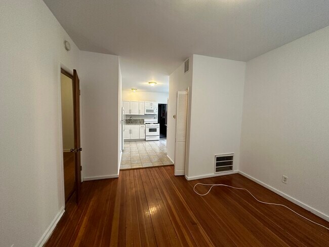 Building Photo - 1302 N Cleaver St