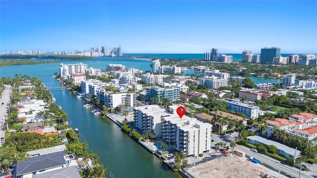 Building Photo - 9800 W Bay Harbor Dr