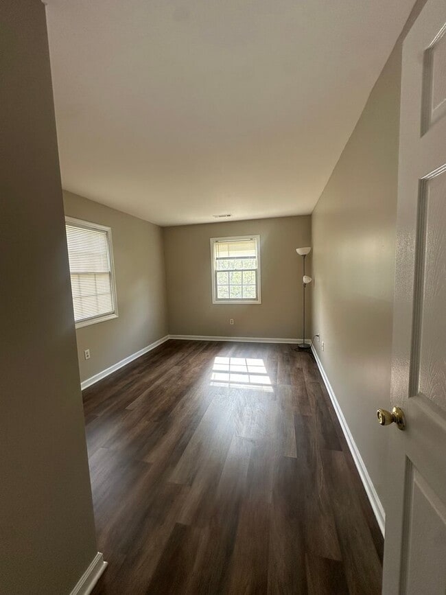 Building Photo - Cozy 2 Bedroom Condo