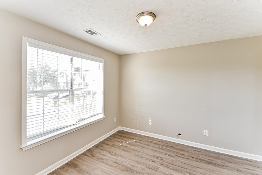 Building Photo - 7855 Clearview Cir