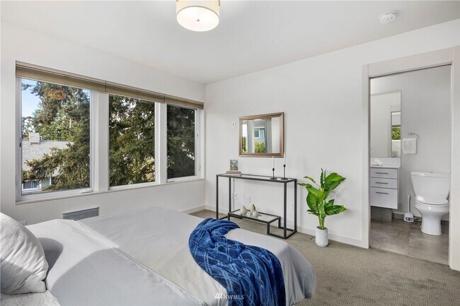 Building Photo - Contemporary 3 Bed 2.5 Bath Home with Rooftop Deck in Ballard