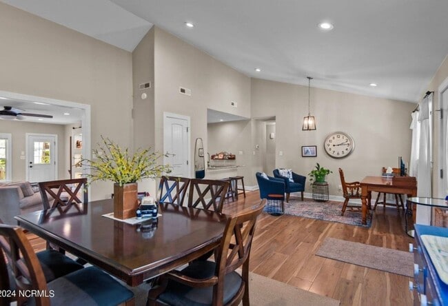 Building Photo - Exquisite One Level Townhome Quarterdeck Townes 2x2 Riverbend