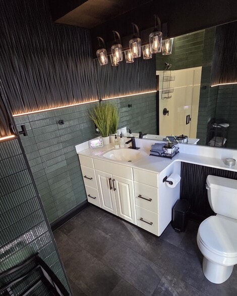 Building Photo - 1515 N Van Buren St