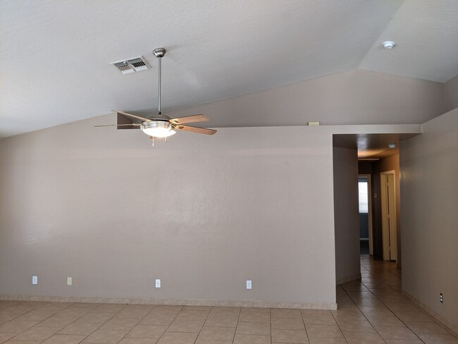 Building Photo - 4 Bedroom Home near E Warner Rd and S Sant...