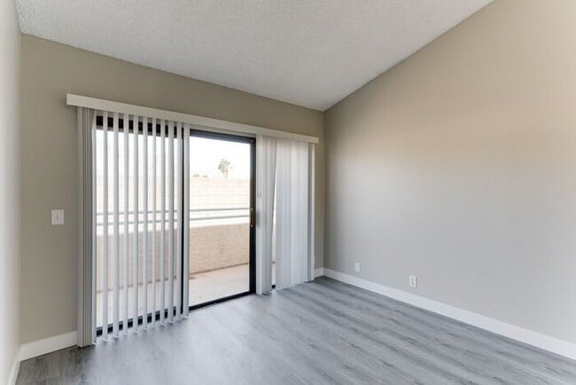 Building Photo - Charming Upstairs Condo with Dual Balconies & Spacious Layout!