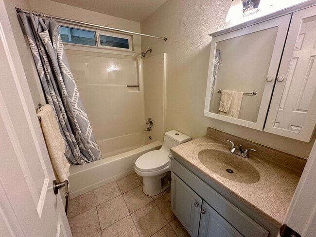Building Photo - Nice 3 bedroom, 2 bath Home located in his...