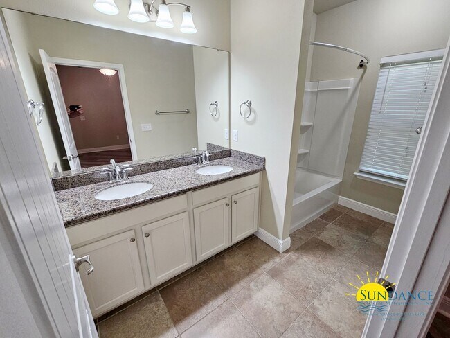 Building Photo - Lovely 3 Bedroom Home in Driftwood Estates!