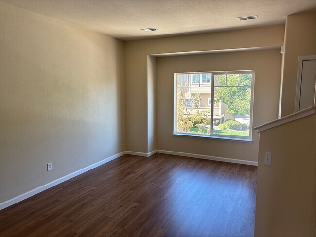 Building Photo - Townhome with city views
