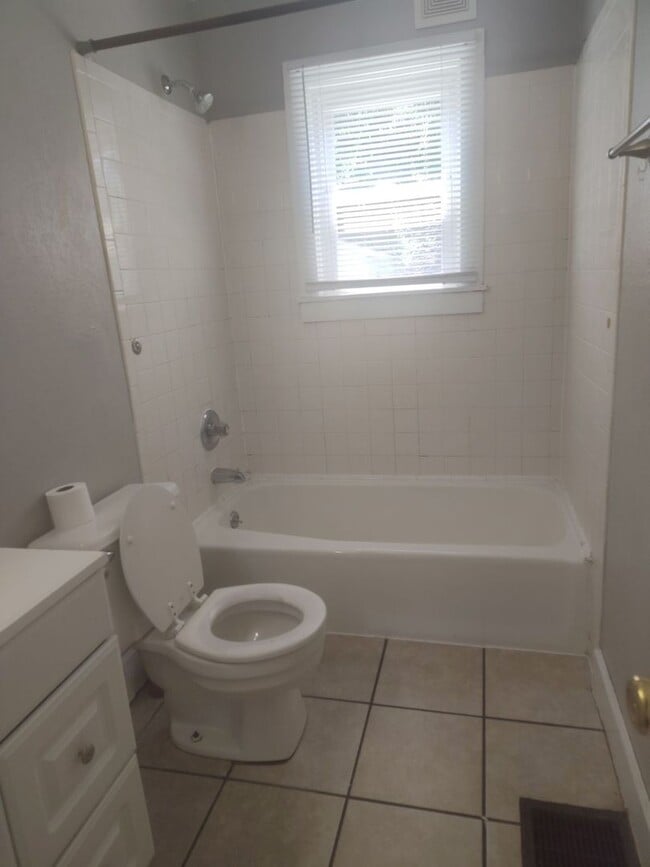 Building Photo - 868 Clarks Ln