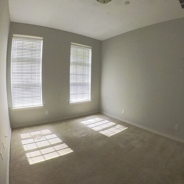 Building Photo - 15840 Breedlove Pl