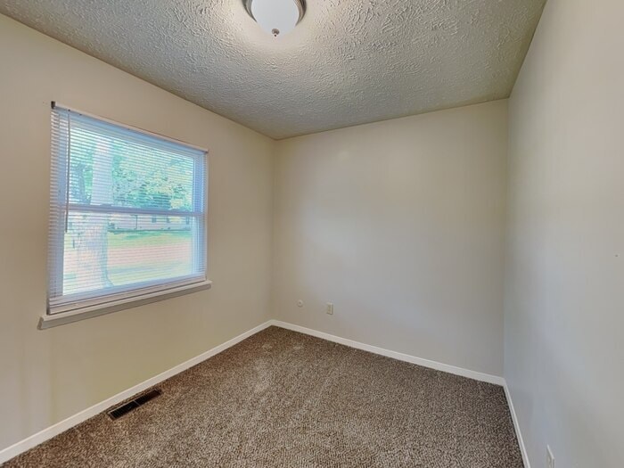 Building Photo - 1502 Elizabeth Dr