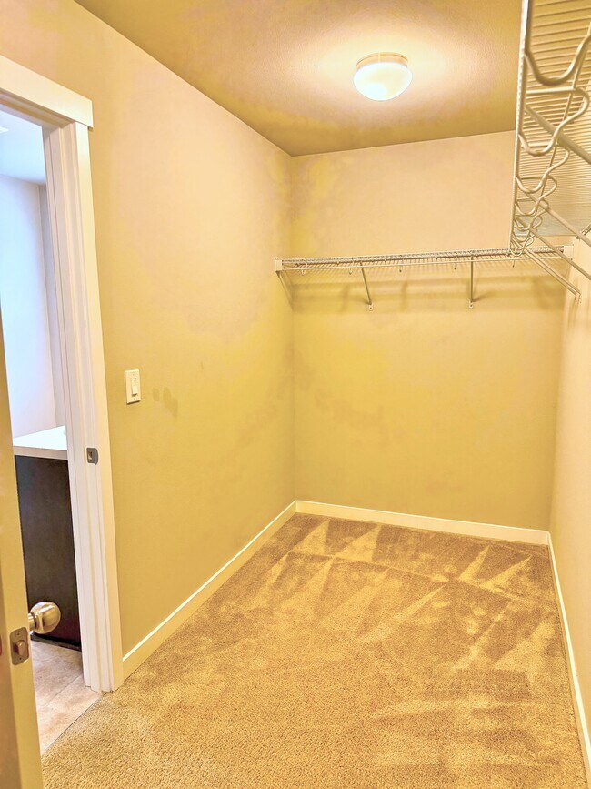 Building Photo - Seven Seven Oaks St SE