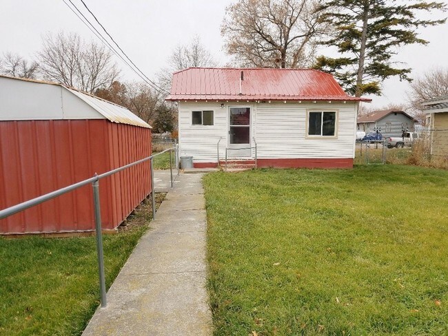 Building Photo - 1 br, 1 bath House - 121 6th Ave. W