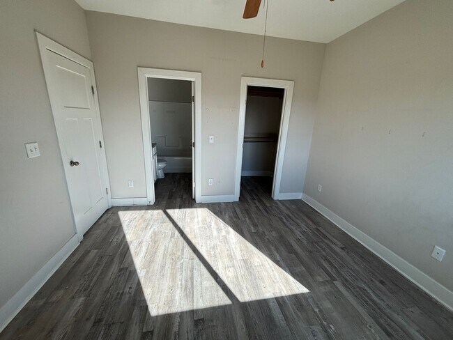 Building Photo - 2835/37 W 55th