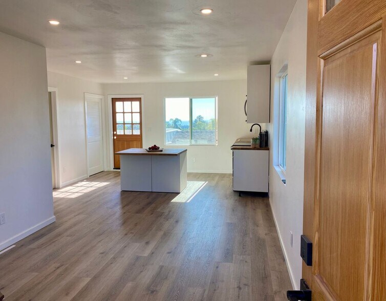 Building Photo - 4065 Sunnyhill Dr