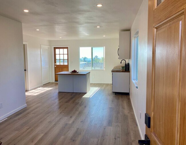 Building Photo - 4065 Sunnyhill Dr