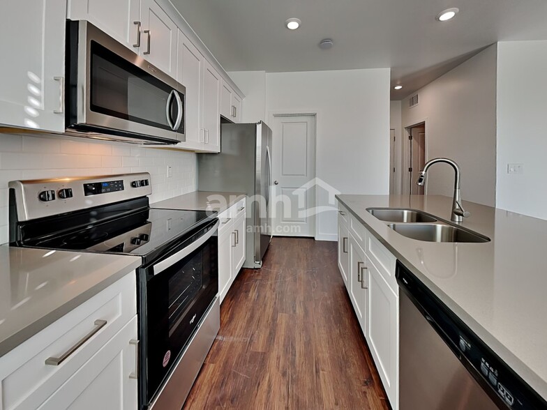 Building Photo - 8318 S 21st Ln