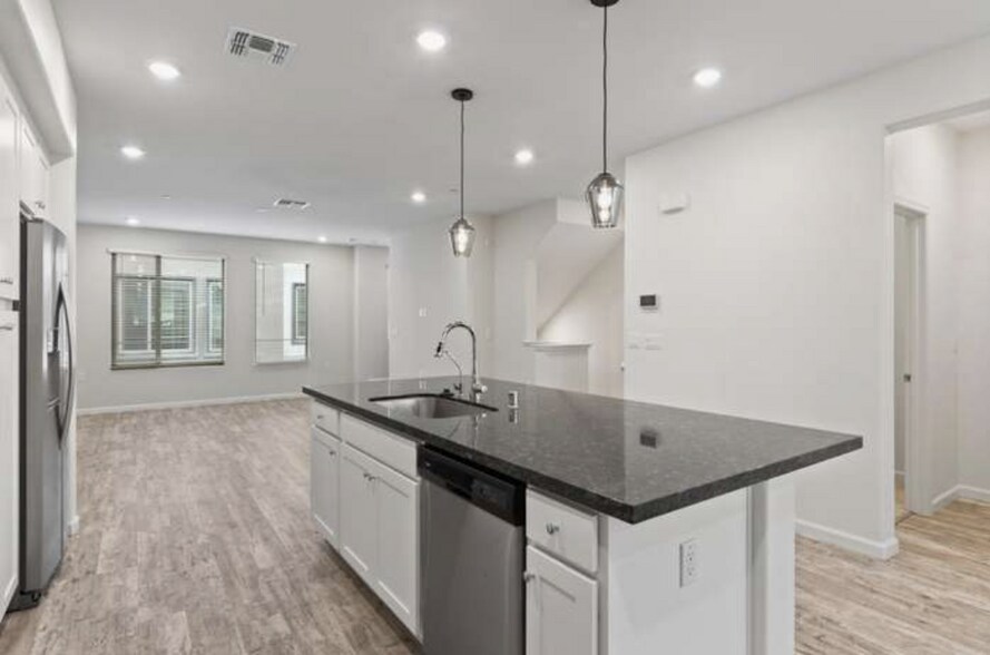 Building Photo - 25296 Villager Ln