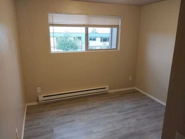 Building Photo - 1 bedroom 1 bathroom bottom floor downstairs apartment - Granvue Apartments