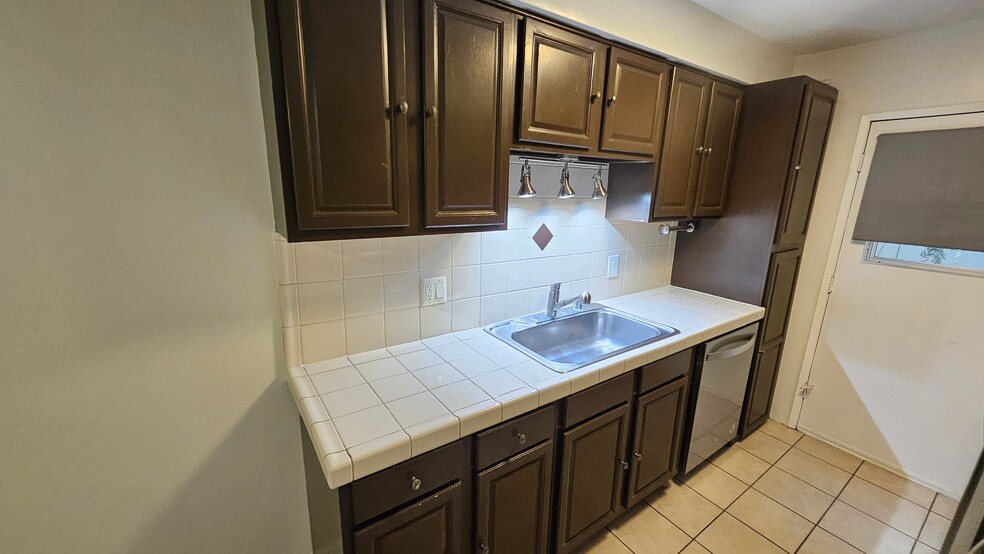 Building Photo - 2130 N Beachwood Dr