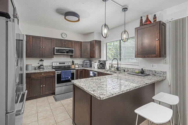 Building Photo - 1550 SE Dewberry Ct