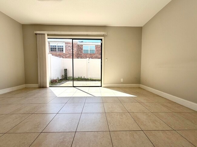 Building Photo - 413 N Cypress Dr