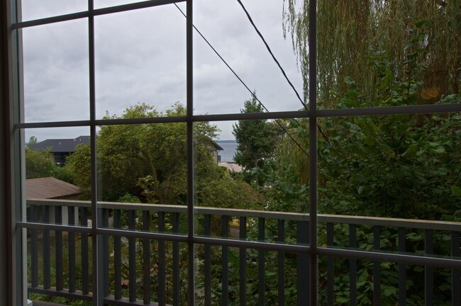 Building Photo - 2 & 4 Bedroom Apartments with Classic Charm & Bay View