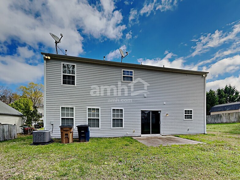 Building Photo - 3601 Edgeview Dr