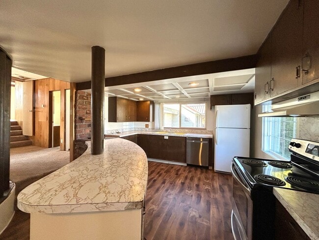 Building Photo - Unique 5 Bedroom Home