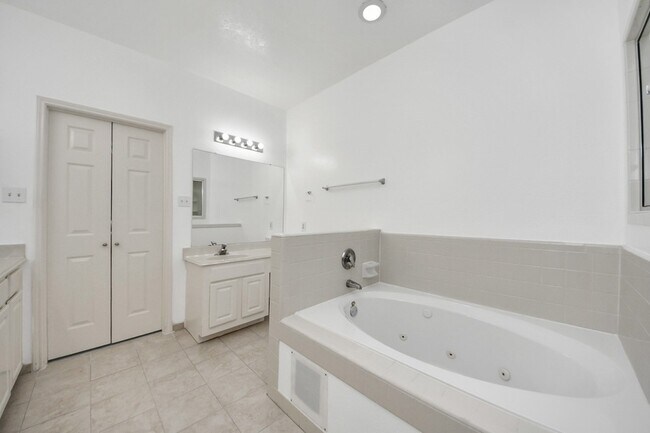 Building Photo - 3138 Waters View Dr