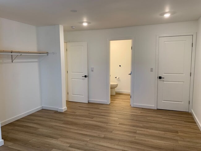 Building Photo - Beautiful Lakefront 2 Bed 1.75 Bath Condo ...