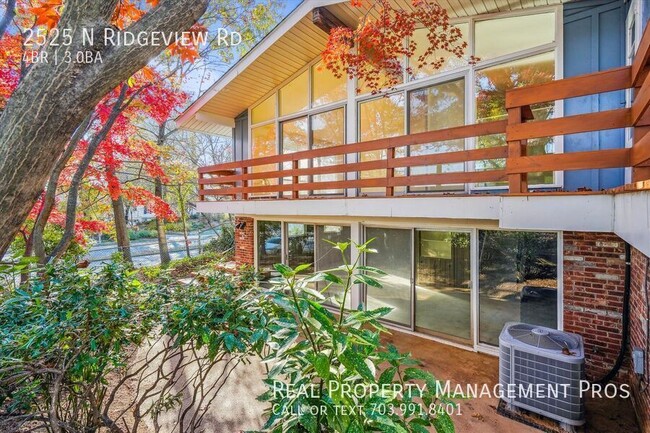 Building Photo - Stunning, Stylish Mid Century Modern in Po...