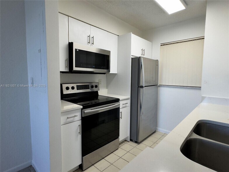 Building Photo - 2831 N Oakland Forest Dr