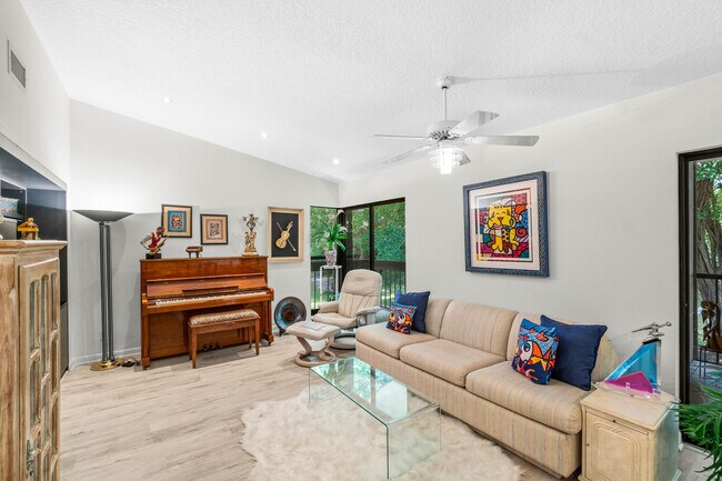 Building Photo - 5087 Oakhill Ln